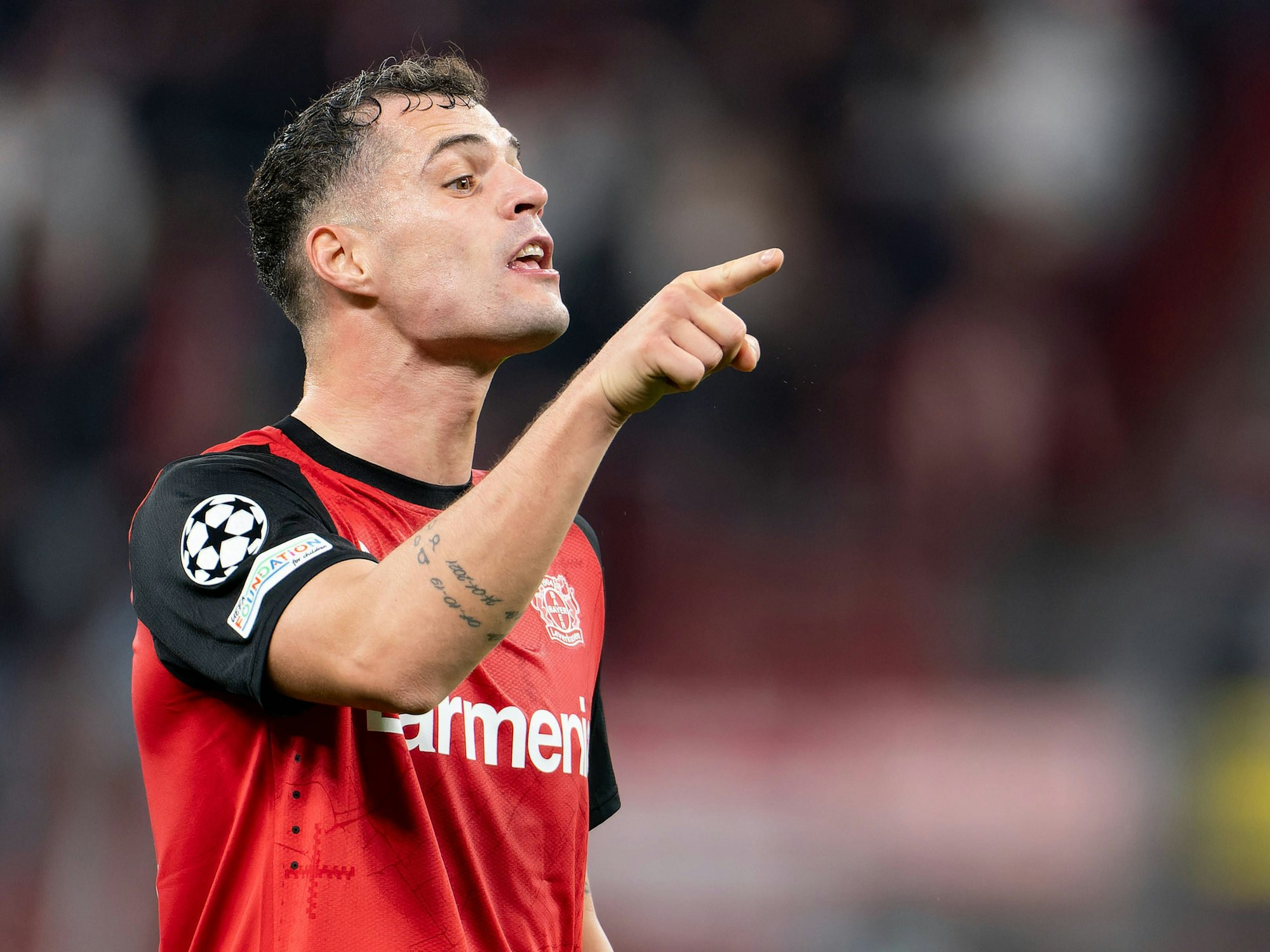 Granit Xhaka gestikuliert auf dem Platz.