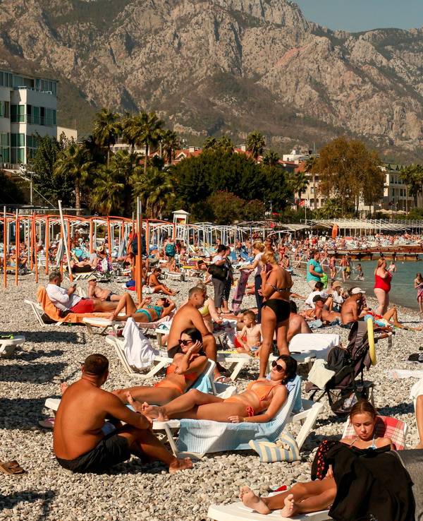 Menschen genießen Ende Oktober 2024 einen sonnigen Tag am Mittelmeer in Kemer (Türkei).