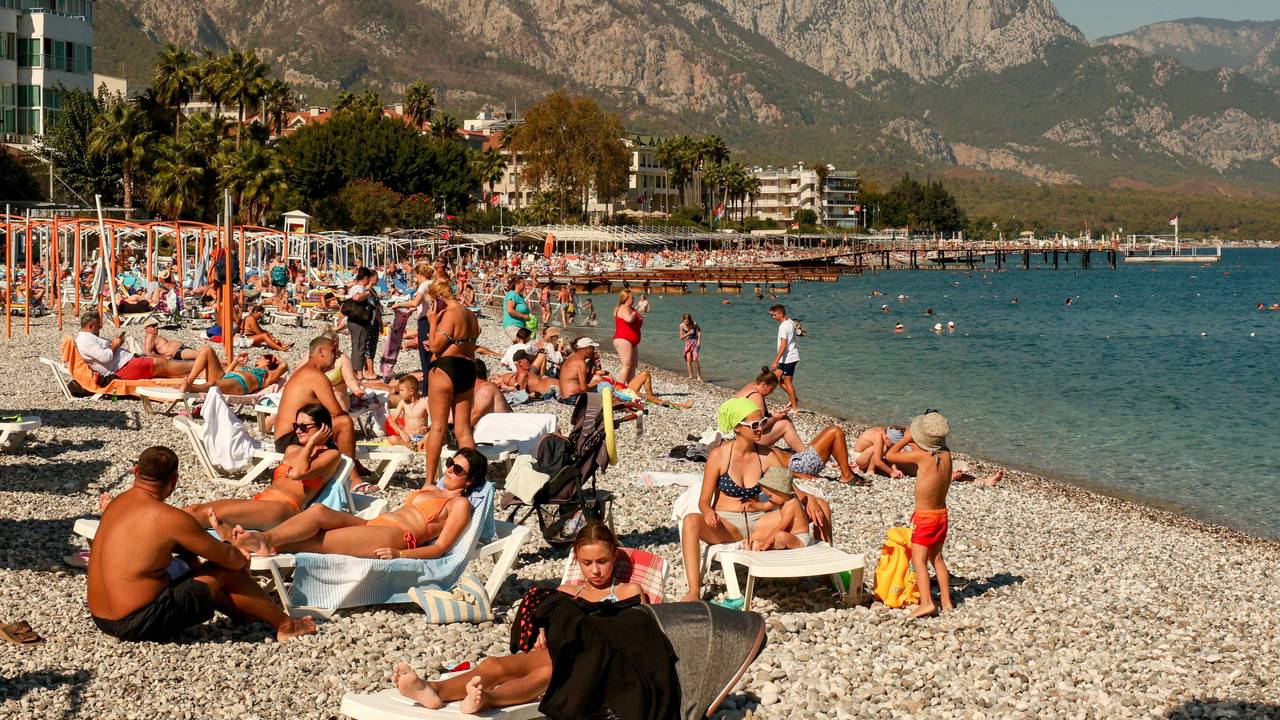 Menschen genießen Ende Oktober 2024 einen sonnigen Tag am Mittelmeer in Kemer (Türkei).