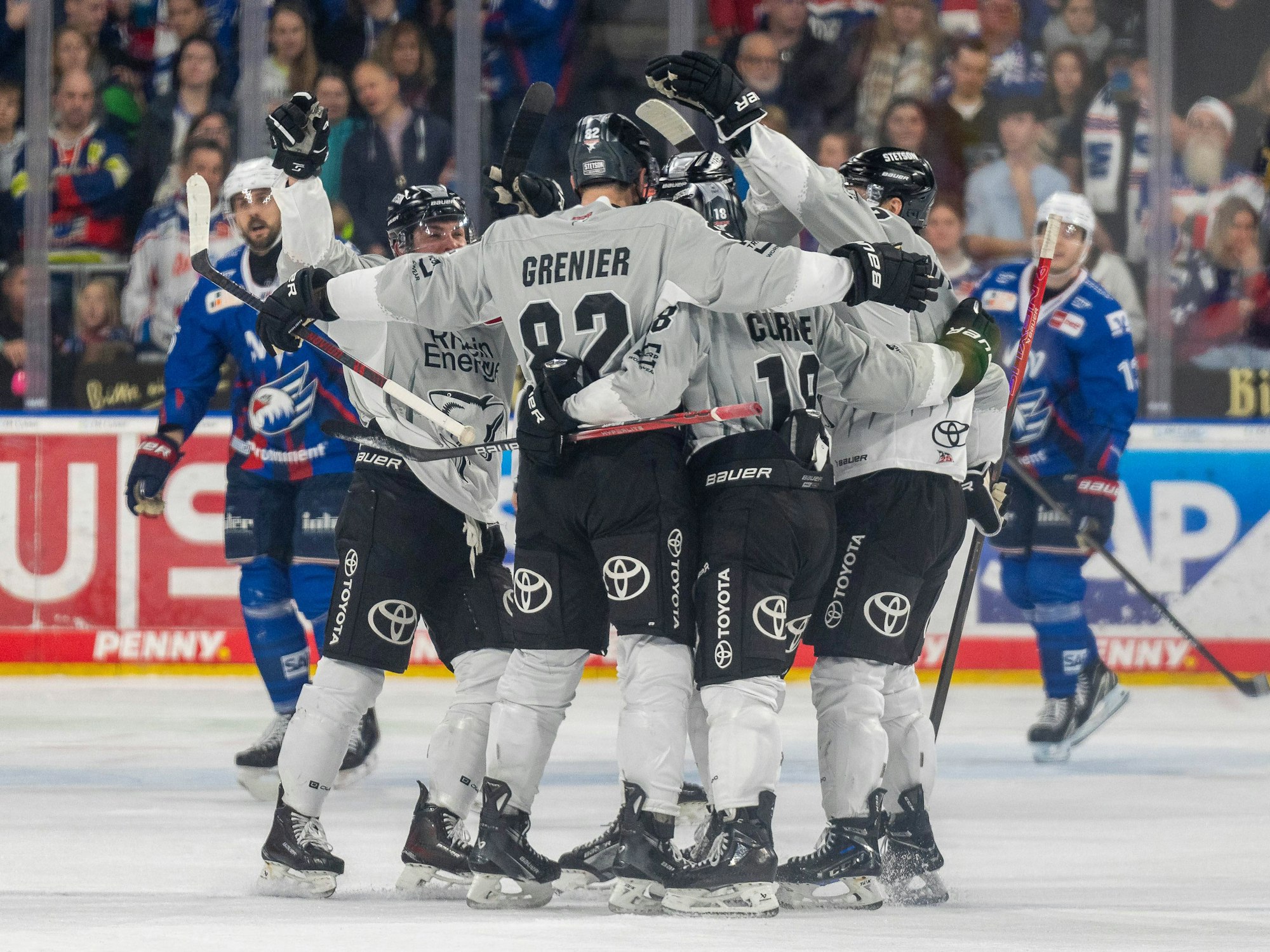 Alexandre Grenier bringt die Kölner Haie zum zweiten Mal in Führung.