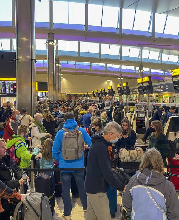 Passagiere checken im Terminal 2 des Flughafens Heathrow im Westen Londons ein.