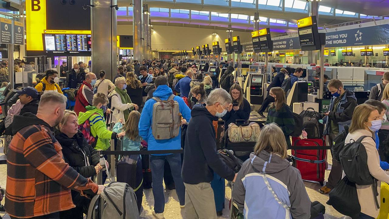 Passagiere checken im Terminal 2 des Flughafens Heathrow im Westen Londons ein.