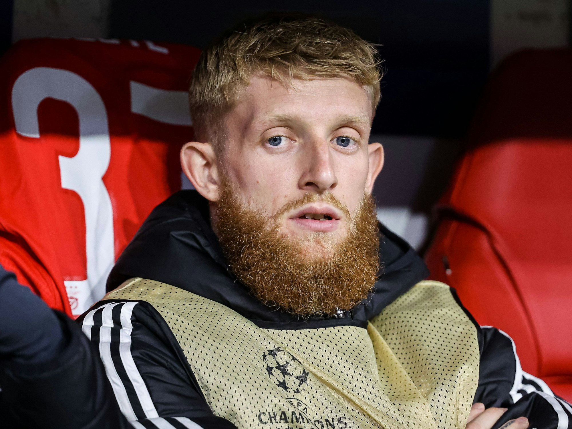 Jan-Niklas Beste sitzt beim Champions-League-Spiel gegen den FC Bayern München auf der Bank.