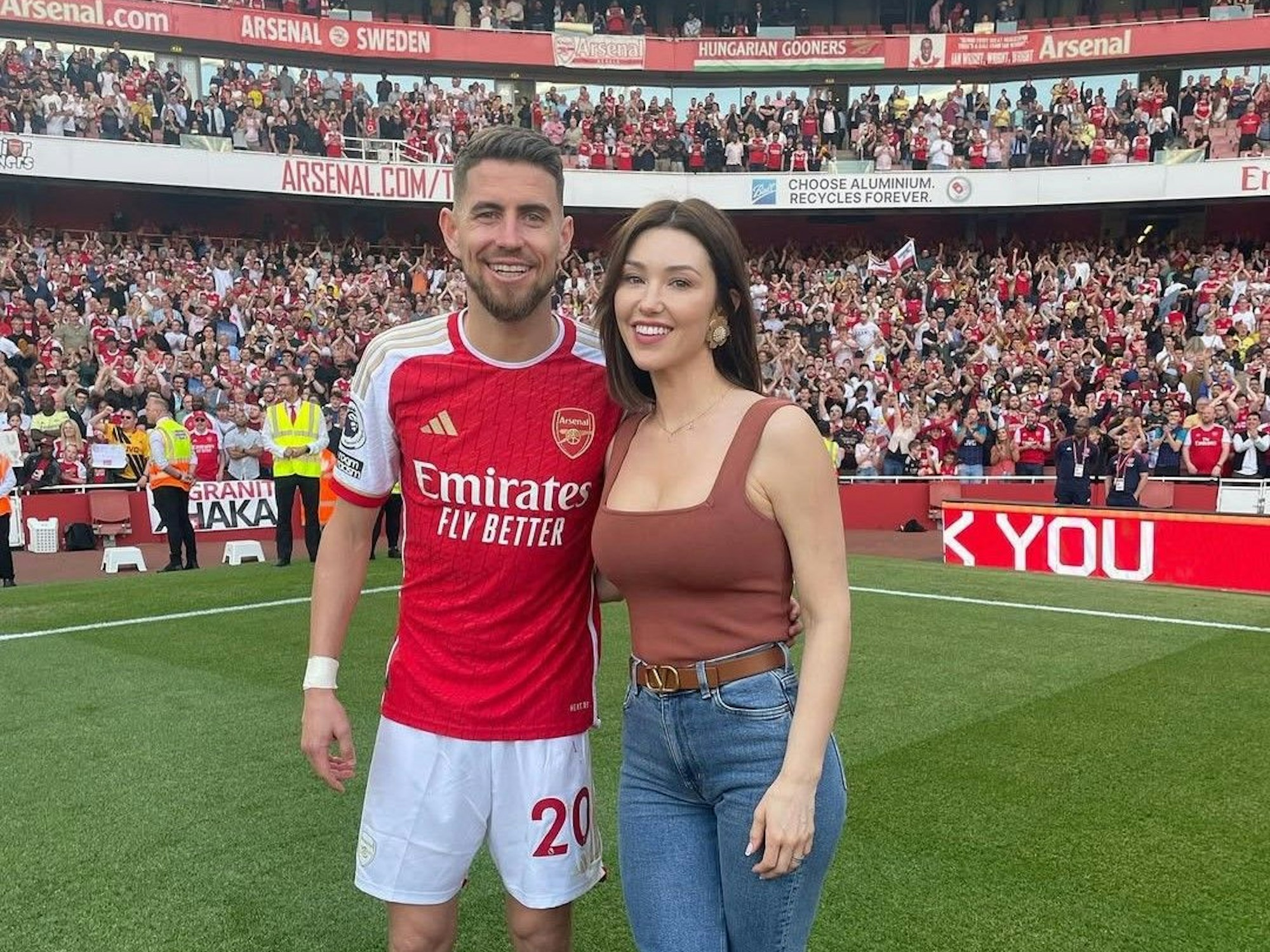 Jorginho und seine Verlobte Catherine Harding auf dem Platz.