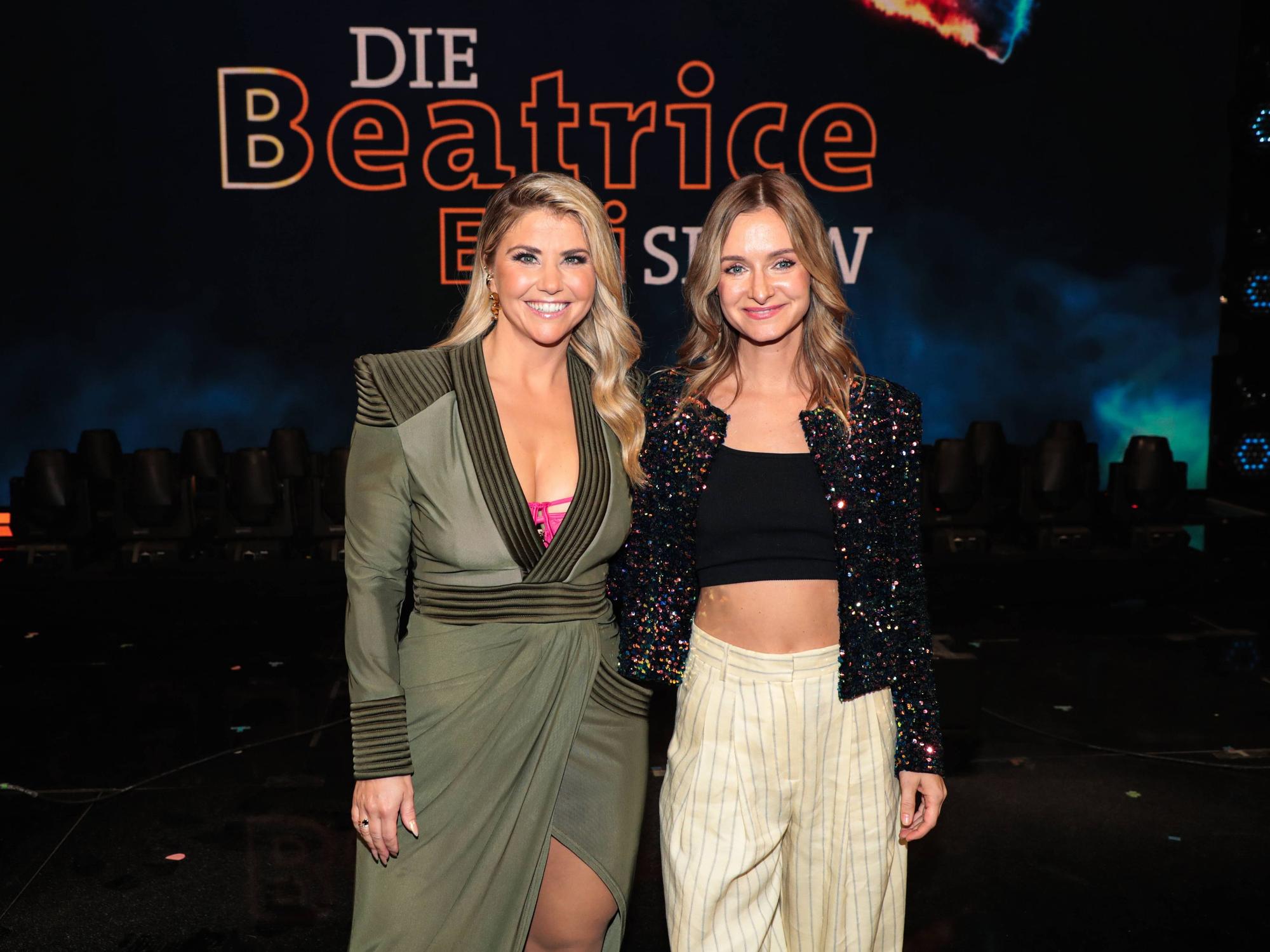 Moderatorin Beatrice Egli mit Sängerin Sarah Zucker bei der Aufzeichnung der „Beatrice Egli Show“, die am 31. Oktober 2024 ausgestrahlt wurde.