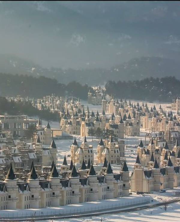 Hunderte Mini-Schlösser im Disney-Stil, doch niemand zieht ein: Burj Al Babas bleibt eine Geisterstadt.