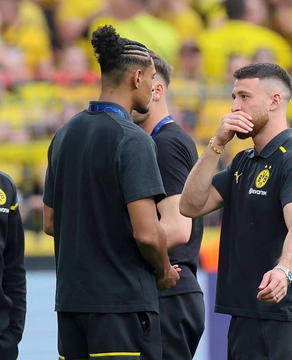 Sébastien Haller und Salih Özcan unterhalten sich bei der Platzbegehung, im Hintergrund steht Youssoufa Moukoko.