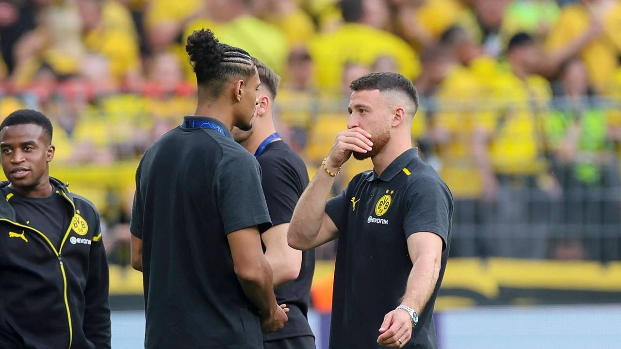 Sébastien Haller und Salih Özcan unterhalten sich bei der Platzbegehung, im Hintergrund steht Youssoufa Moukoko.