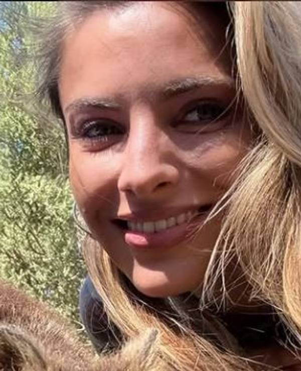 Alexander Zverev und Sophia Thomalla machen ein Selfie mit einem Quokka.