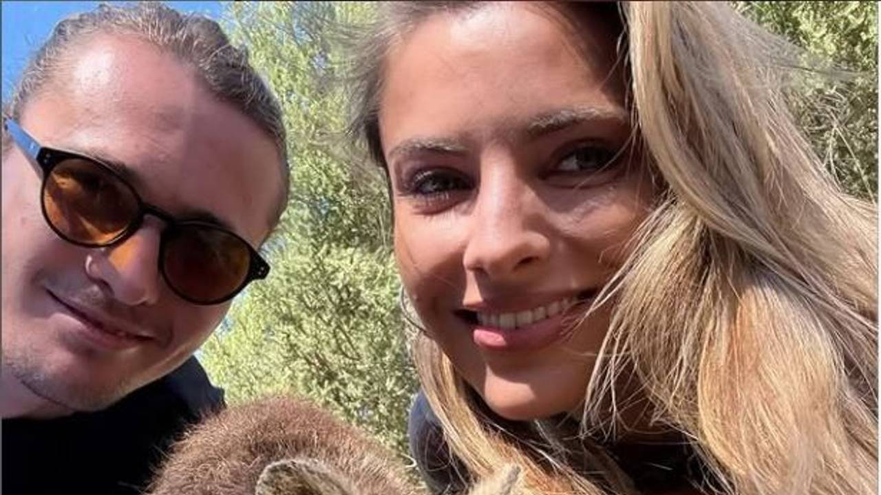 Alexander Zverev und Sophia Thomalla machen ein Selfie mit einem Quokka.