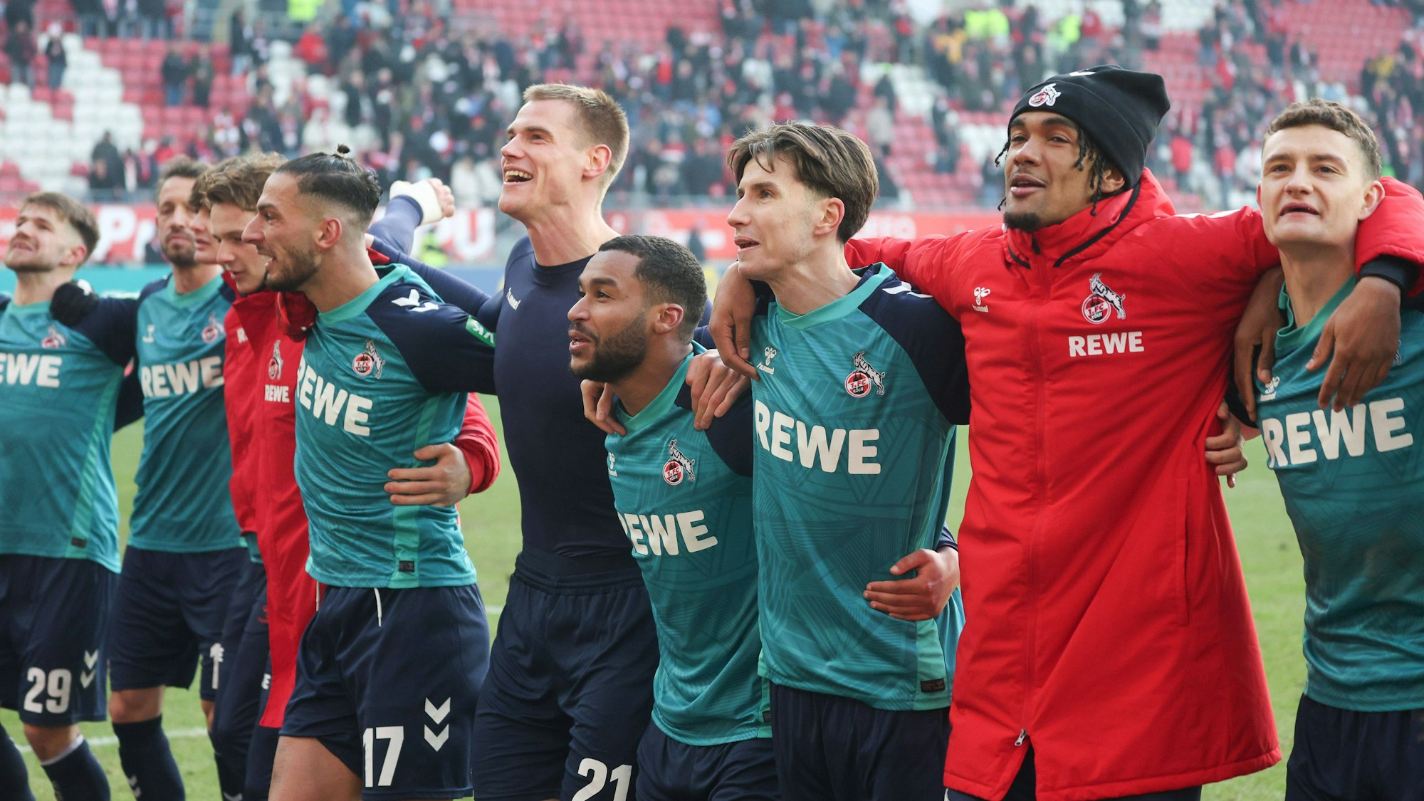 Die Spieler des 1. FC Köln feiern vor dem Fan-Block in Kaiserslautern.