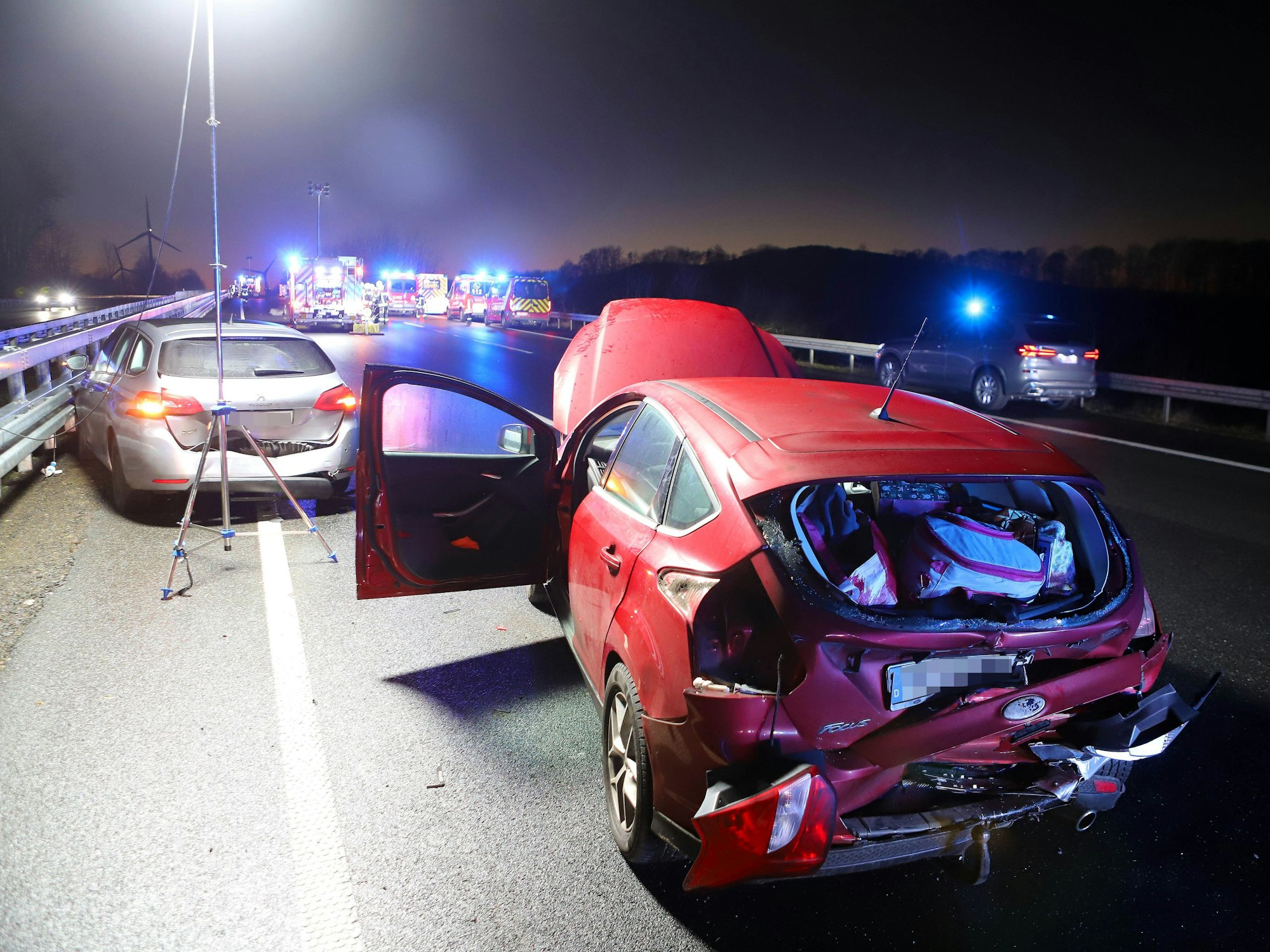 Blick auf die Unfallstelle im Landkreis Göttingen. Nach einem Unfall mit mehr als zehn beteiligten Fahrzeugen war die A7 zwischen dem Autobahndreieck Drammetal und der Anschlussstelle Hedemünden voll gesperrt worden.