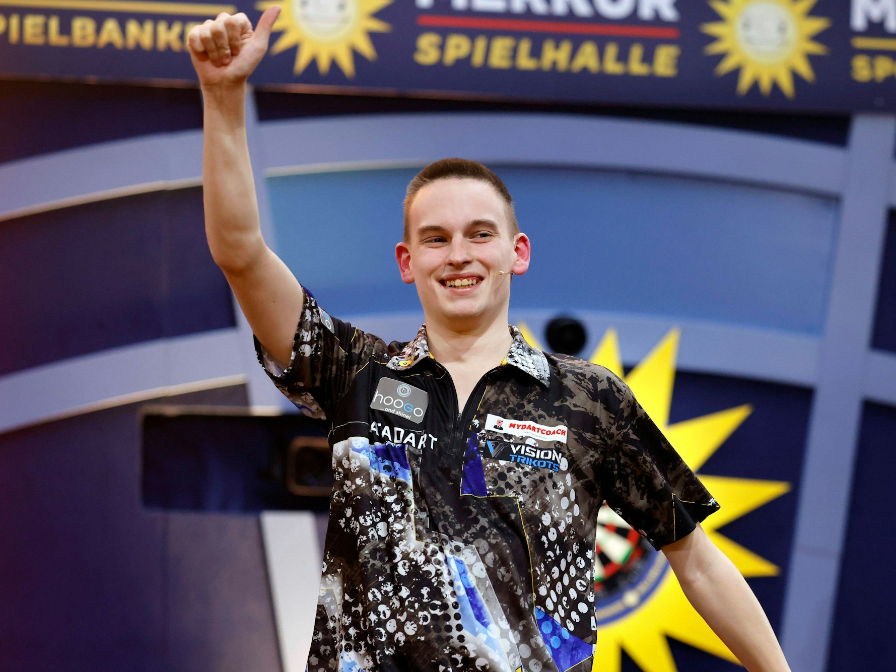 Pikachu streckt einen Daumen nach oben in die Luft.