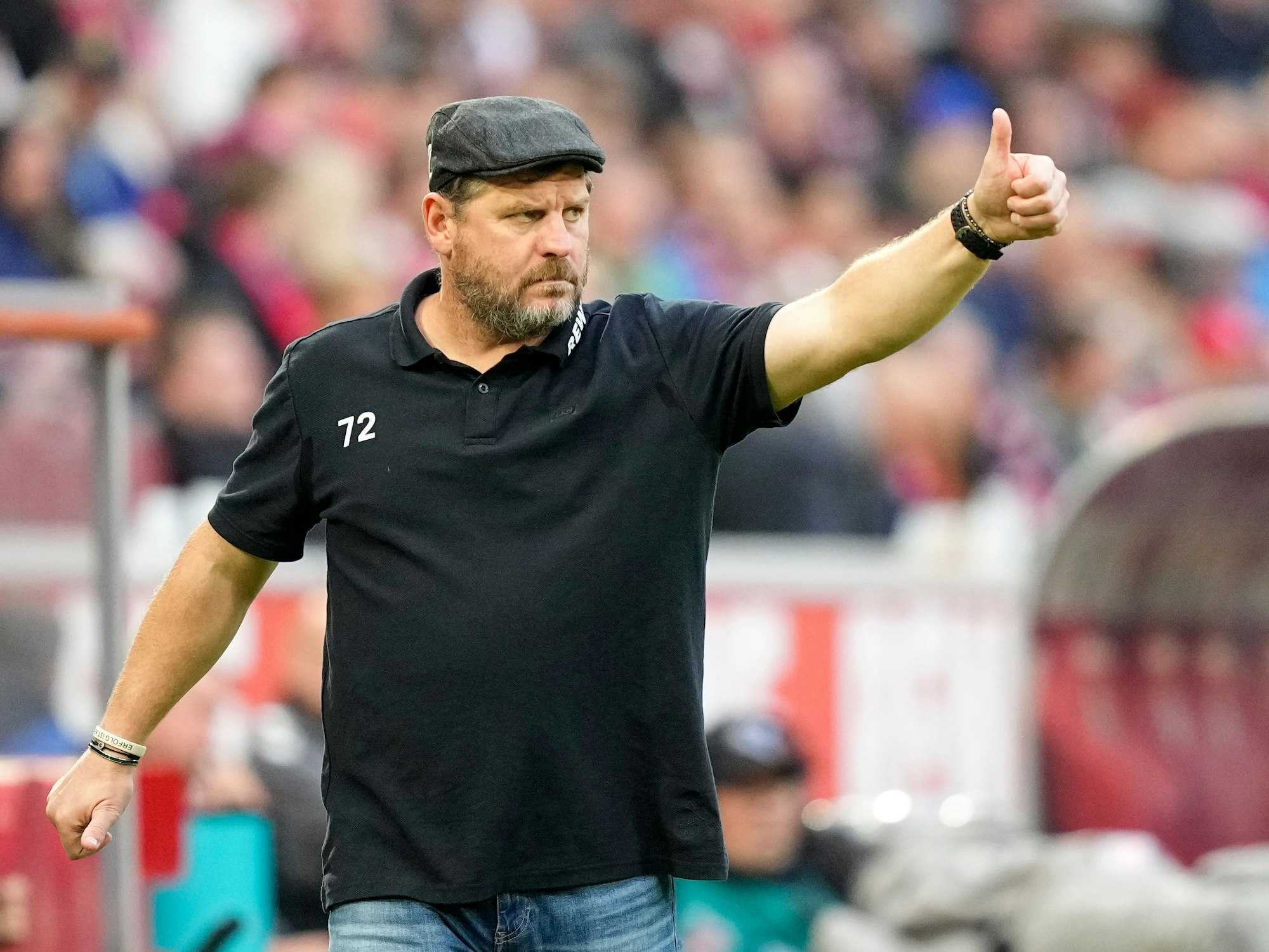 Steffen Baumgart gibt einen Daumen nach oben.