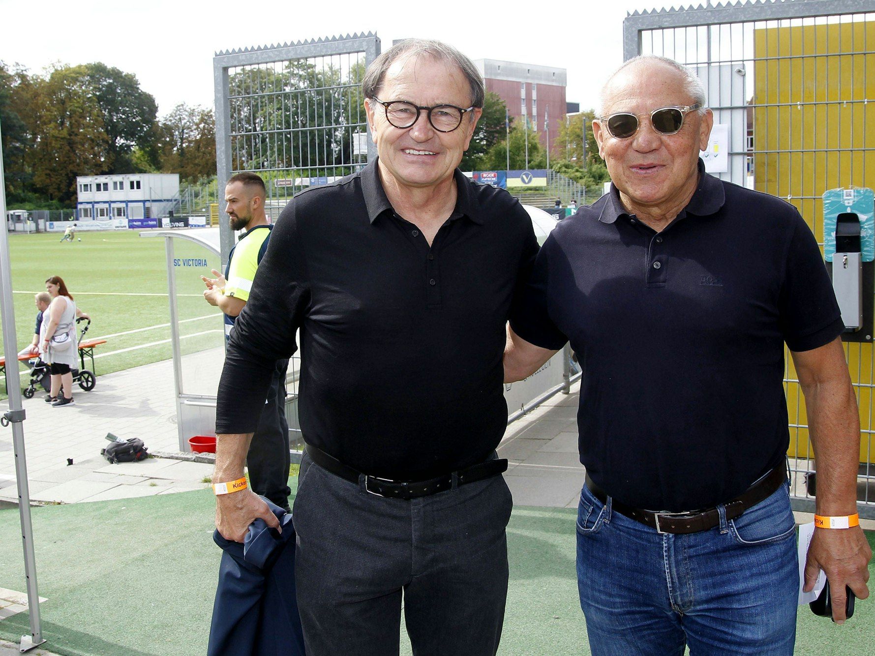 Ewald Lienen und Felix Magath posieren bei einem Benefiz-Spiel Arm in Arm für ein Foto.