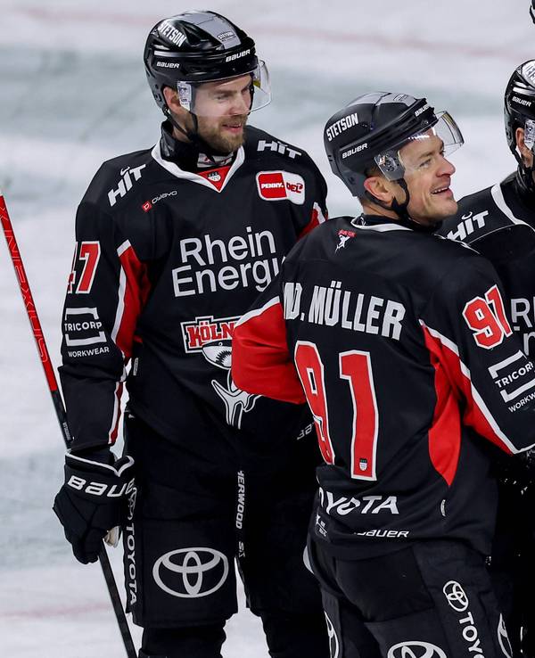 Die Spieler der Kölner Haie feiern gemeinsam den Treffer von Moritz Müller (2.v.l).