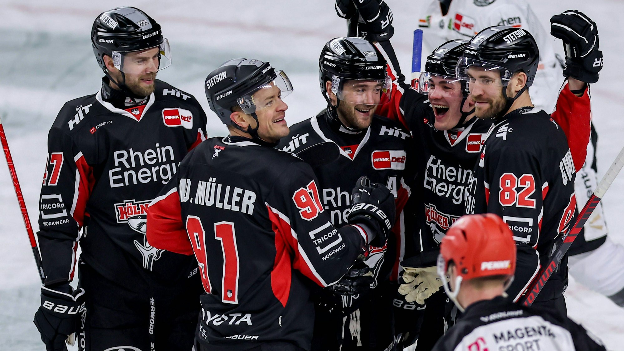 Die Spieler der Kölner Haie feiern gemeinsam den Treffer von Moritz Müller (2.v.l).