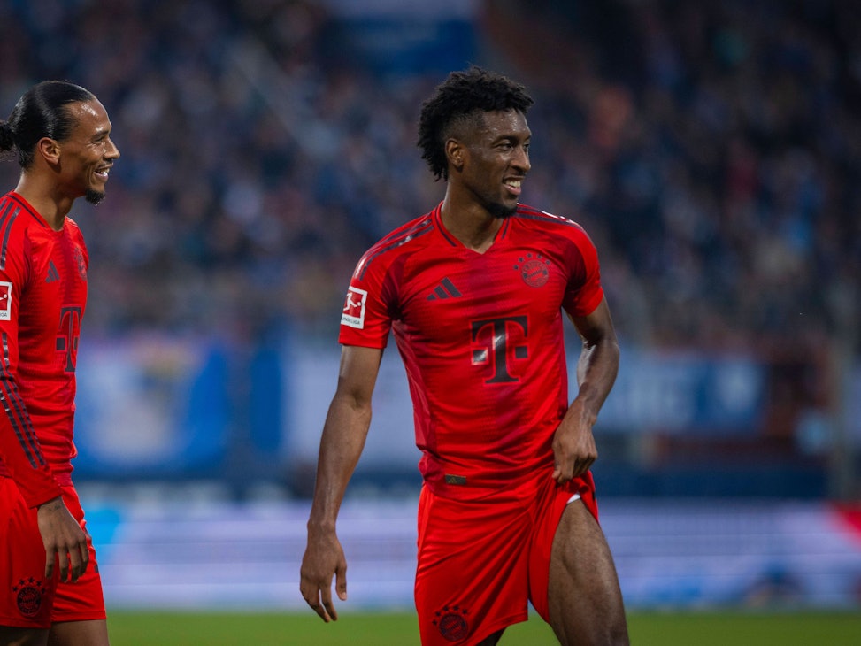 Leroy Sané (l.) und Kingsley Coman mit guter Laune auf dem Spielfeld.