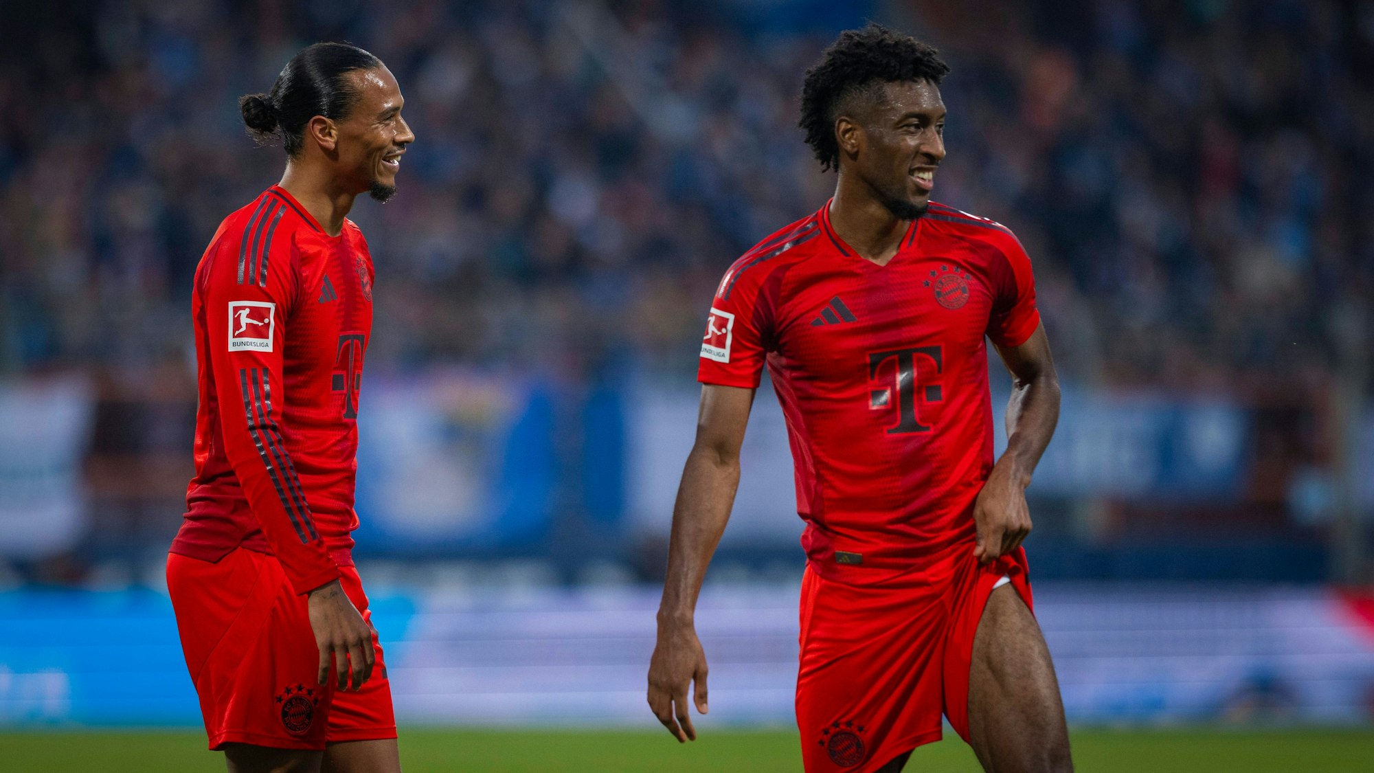 Leroy Sané und Kingsley Coman mit guter Laune auf dem Spielfeld.
