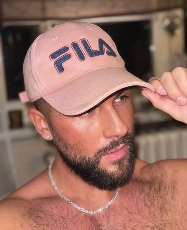 Reality-Star Maurice Dziwak macht ein Selfie.