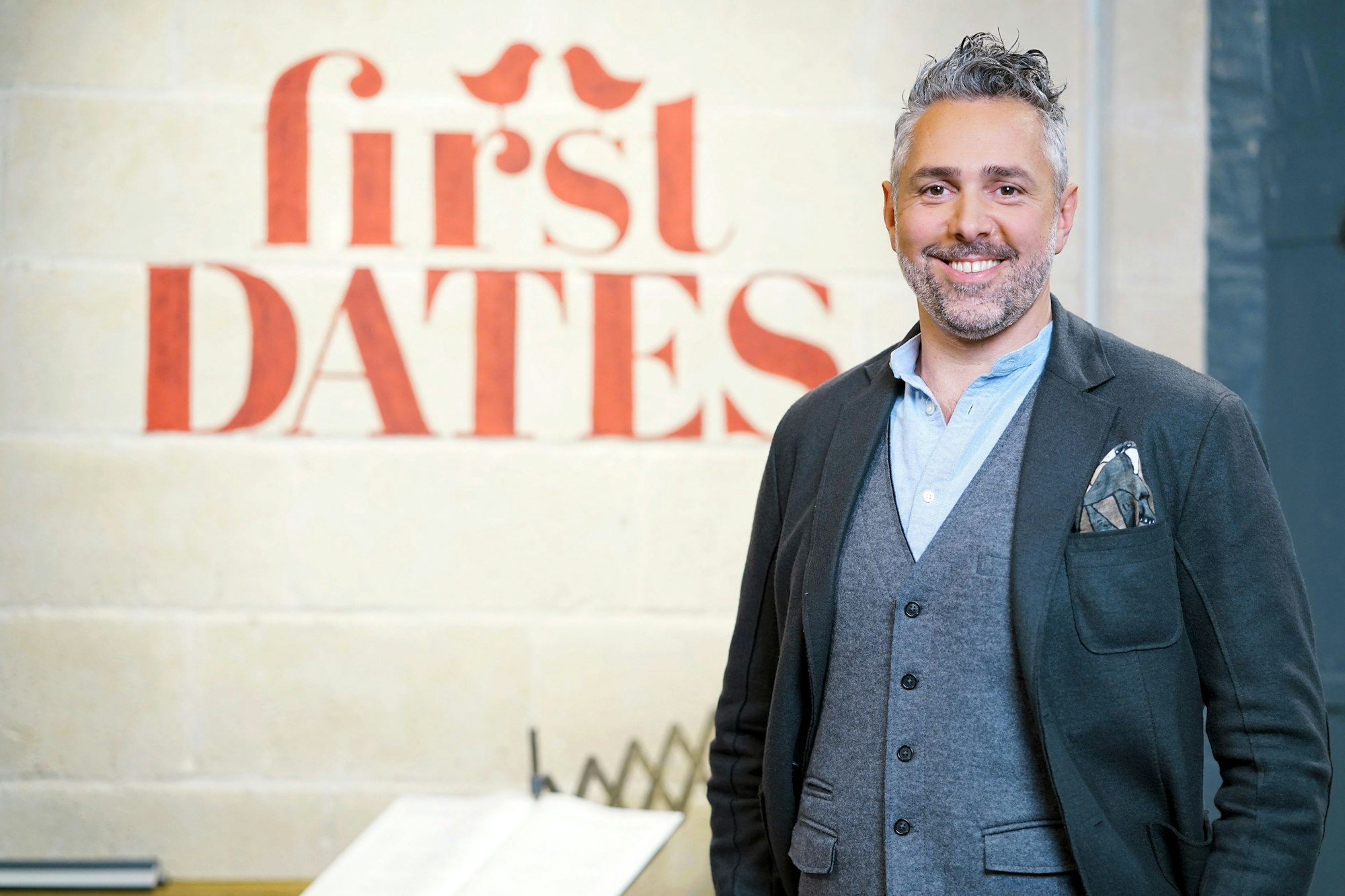 Star-Koch Roland Trettl steht in der Kulisse der neuen Dating-Doku „First Dates – Ein Tisch für zwei“ bei Vox.