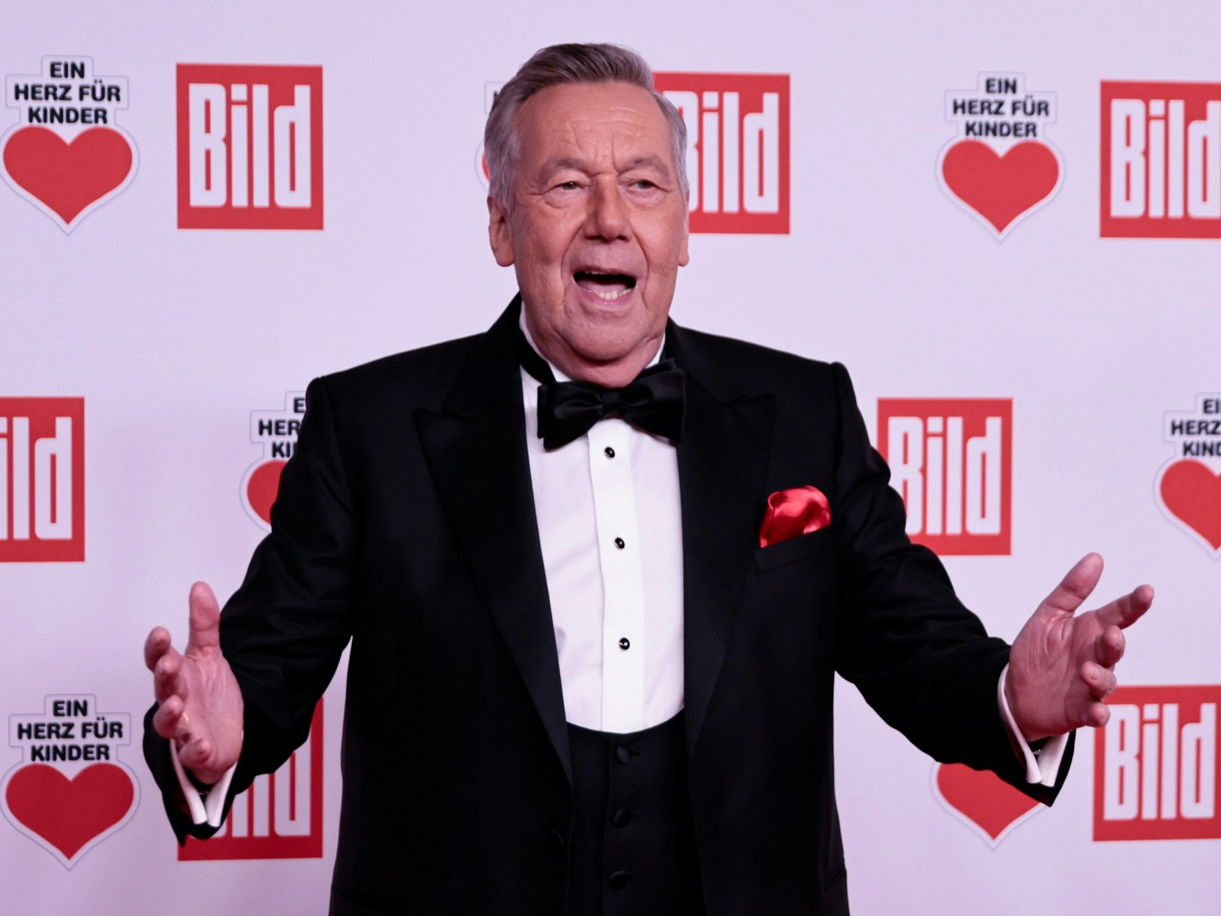 Roland Kaiser kommt zur Spendengala „Ein Herz für Kinder“ auf dem Roten Teppich an.