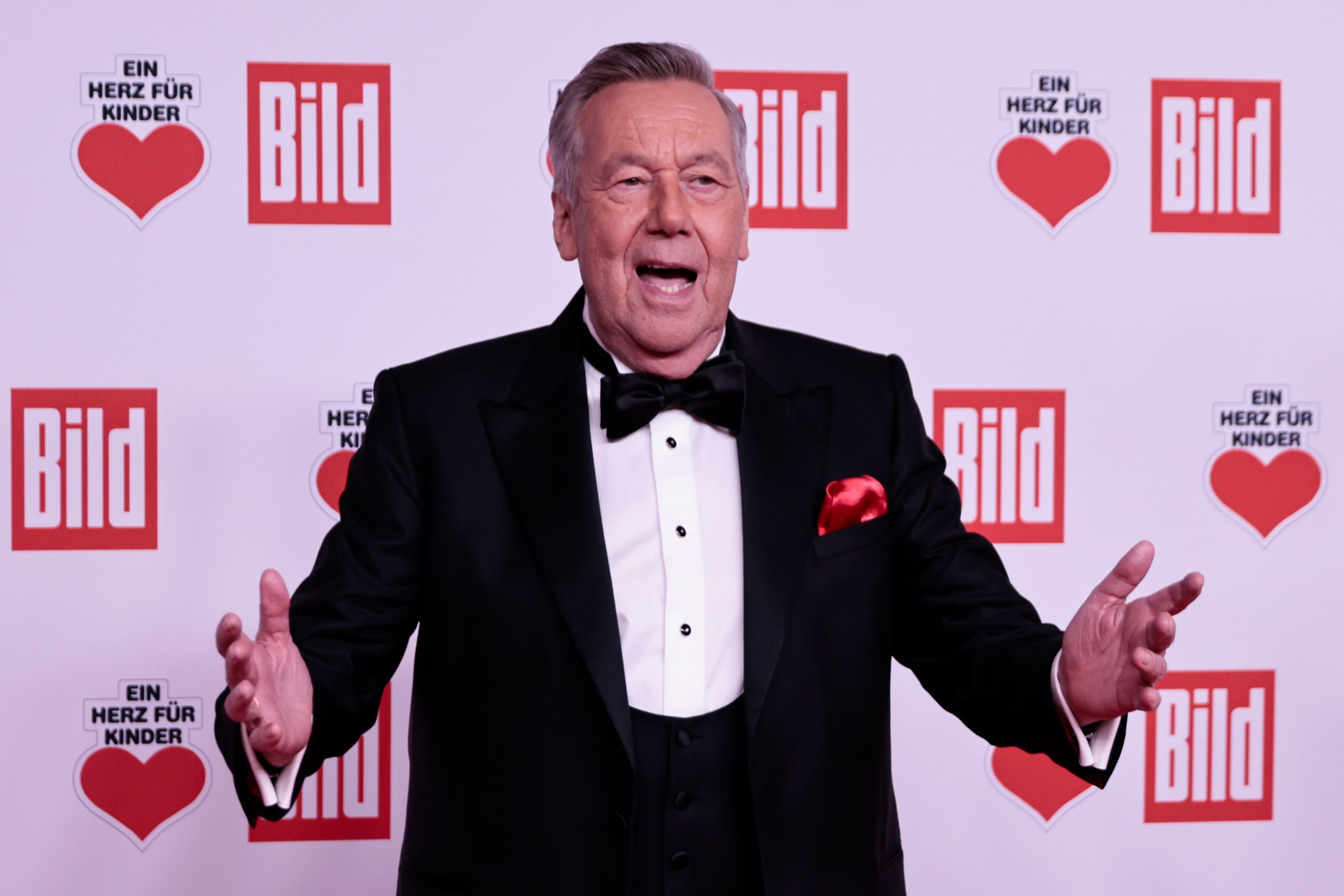 Schlagerstar Roland Kaiser teilt privates Familienfoto | Express