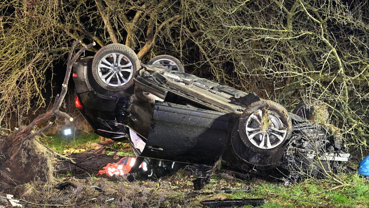 Ein völlig demoliertes Auto liegt auf dem Dach.