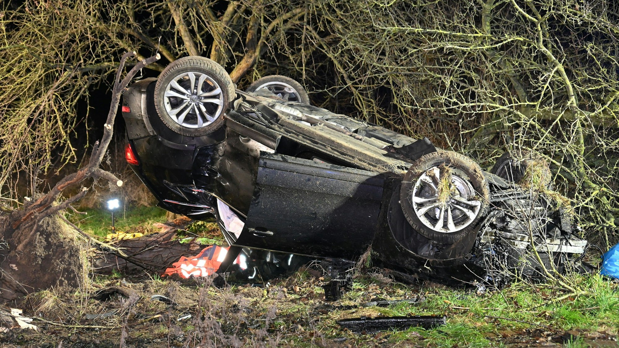 Ein völlig demoliertes Auto liegt auf dem Dach.