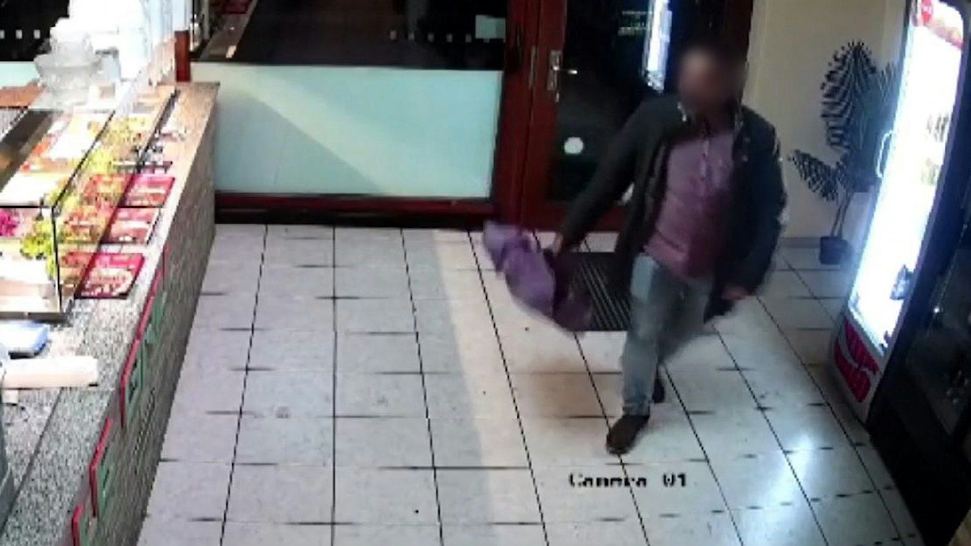 Der Screenshot aus einem am 22. Dezember 2024 zur Verfügung gestellten Video, das am 19. Dezember entstand, zeigt Taleb A., der einen Imbiss betritt. Taleb A. war mit einem Auto am Abend des 20. Dezember über den Weihnachtsmarkt in Magdeburg gerast und hatte dabei sechs Menschen getötet.