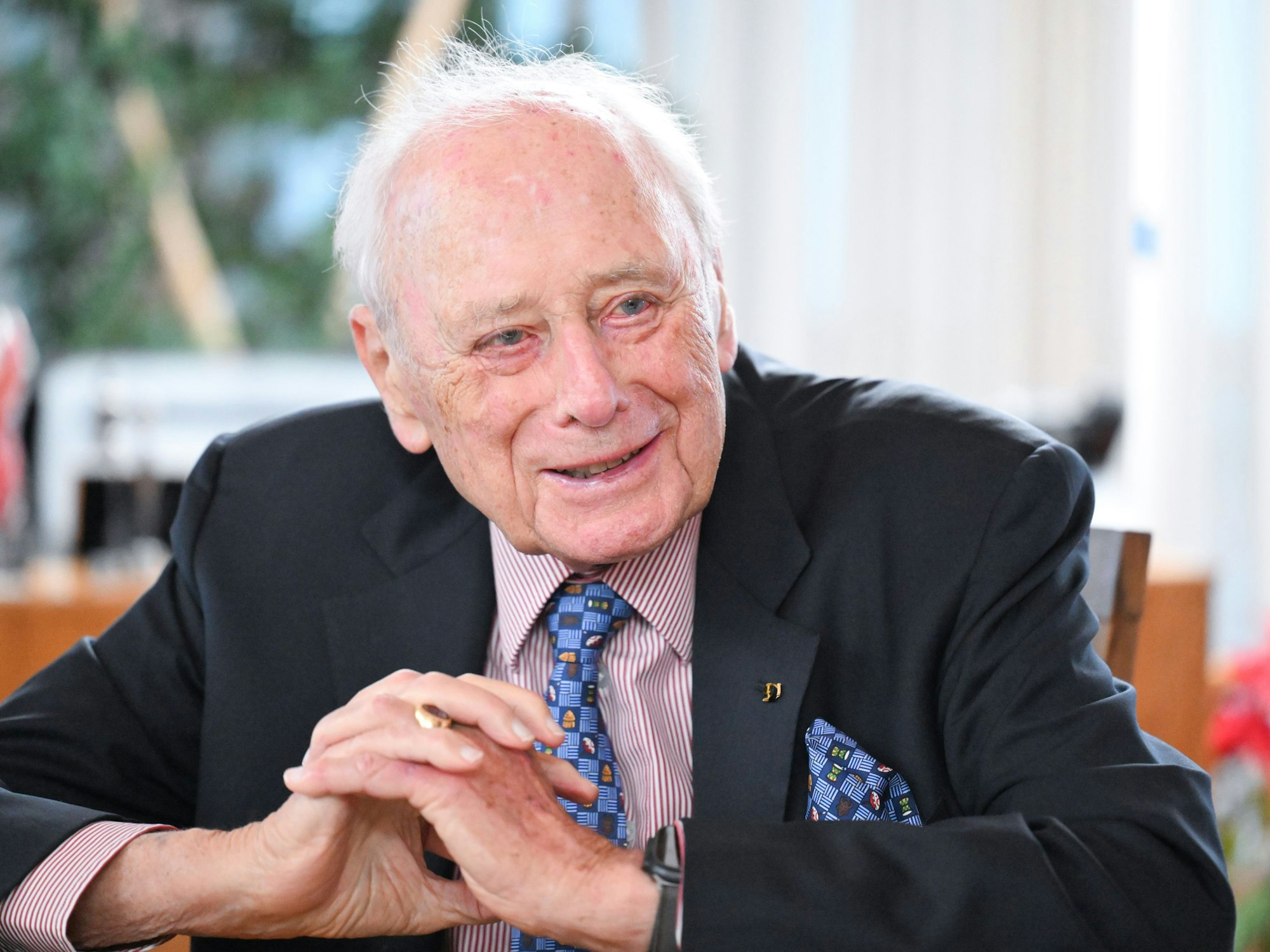 Reinhold Würth, Gründer des Würth Konzerns, aufgenommen bei einem dpa-Interview in seinem Büro in der Konzernzentrale am 11. Dezember 2024.