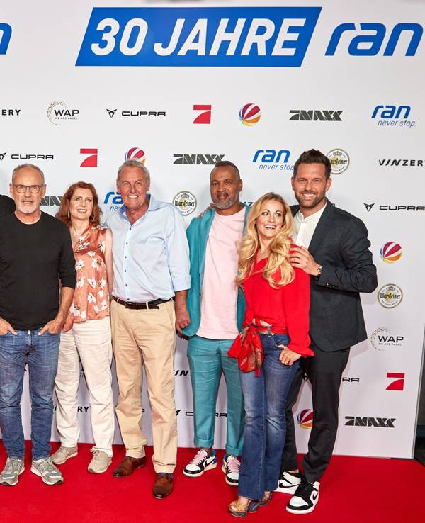 Jörg Dahlmann (l-r), Matthias Opdenhövel, Christoph «Icke» Dommisch, Jan Stecker, Johannes B. Kerner, Wolff-Christoph Fuss, Reinhold Beckmann, Monica Lierhaus, Jörg Wontorra, Patrick Esume, Andrea Kaiser und Matthias Killing stehen auf dem Roten Teppich beim Fotocall im Rahmen des 30-jährigen Geburtstags der Seven.One Entertainment Marke ran.