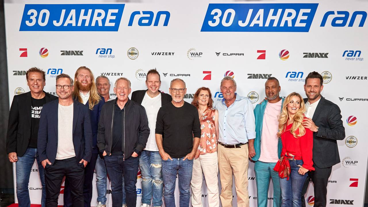 Jörg Dahlmann (l-r), Matthias Opdenhövel, Christoph «Icke» Dommisch, Jan Stecker, Johannes B. Kerner, Wolff-Christoph Fuss, Reinhold Beckmann, Monica Lierhaus, Jörg Wontorra, Patrick Esume, Andrea Kaiser und Matthias Killing stehen auf dem Roten Teppich beim Fotocall im Rahmen des 30-jährigen Geburtstags der Seven.One Entertainment Marke ran.