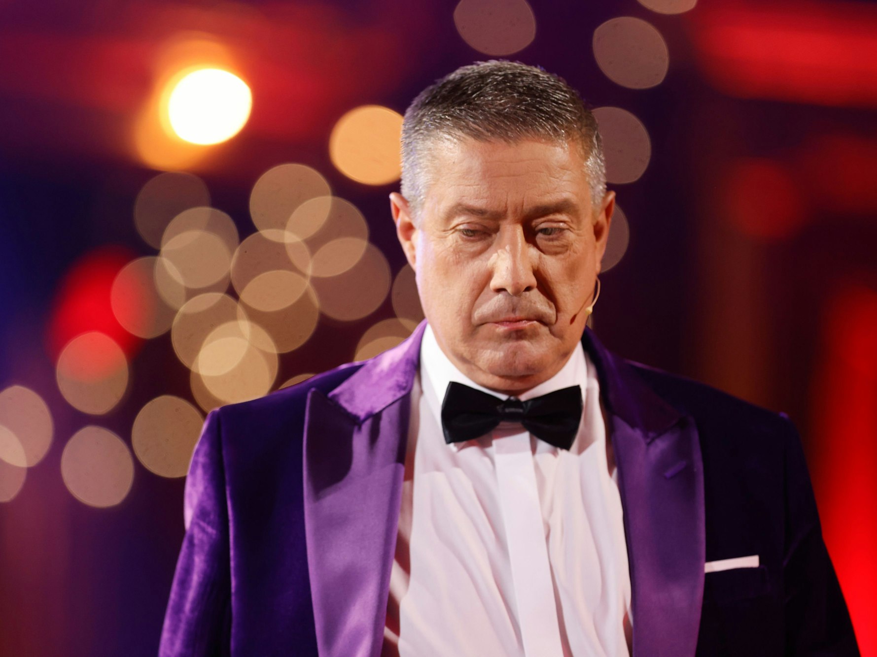 Joachim Llambi, Jurymitglied, steht in der RTL-Tanzshow „Let's Dance“ in den Kulissen des Musicals „Moulin Rouge!“.