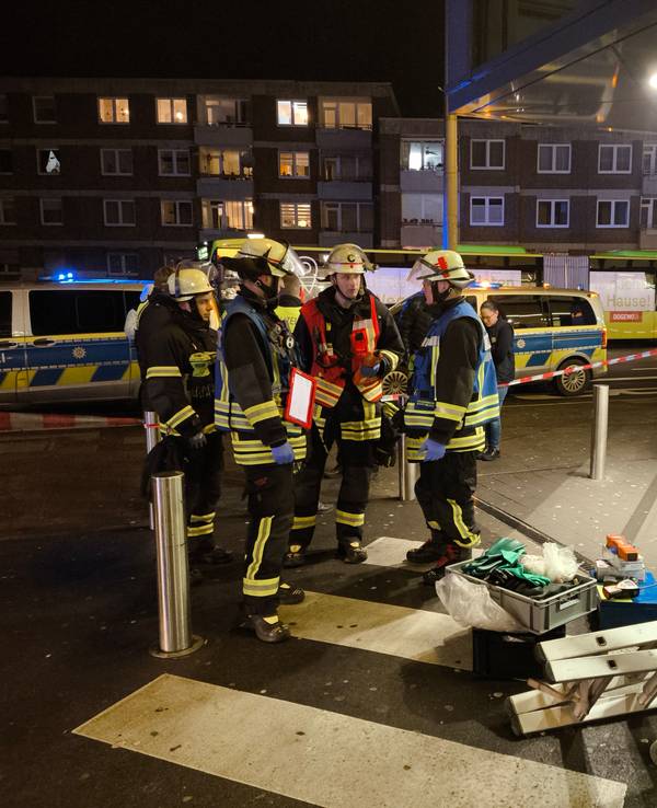 Einsatzkräfte vor dem Supermarkt