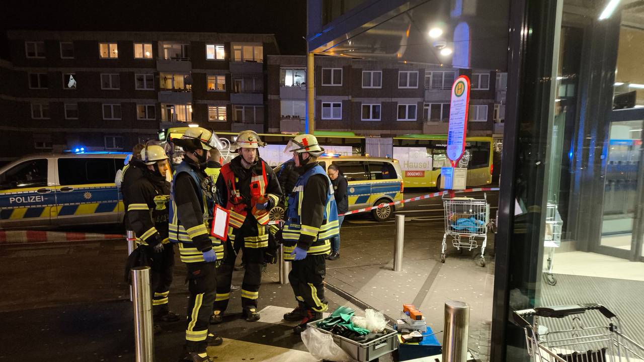 Einsatzkräfte vor dem Supermarkt