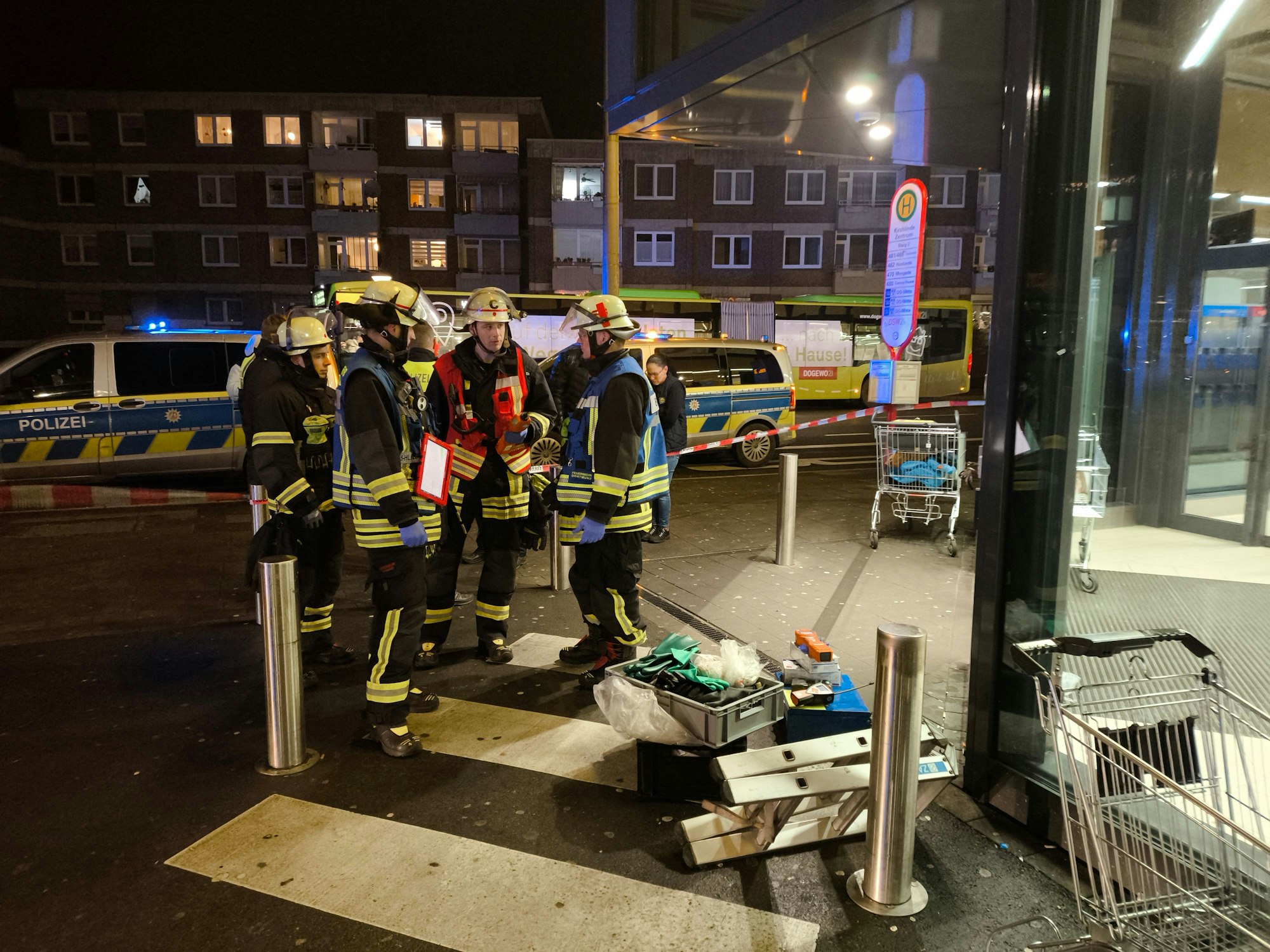 Einsatzkräfte vor dem Supermarkt