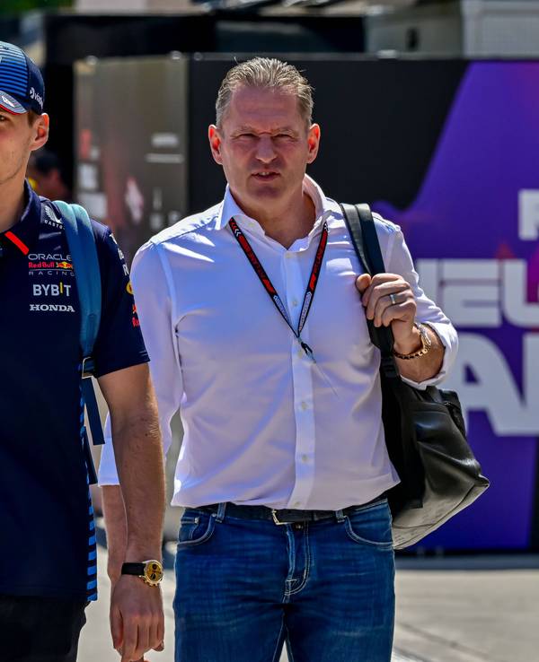 Jos und Max Verstappen bei einem Rennen der Formel 1 im Fahrerlager.