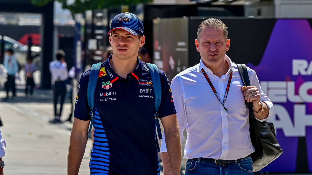 Jos und Max Verstappen bei einem Rennen der Formel 1 im Fahrerlager.