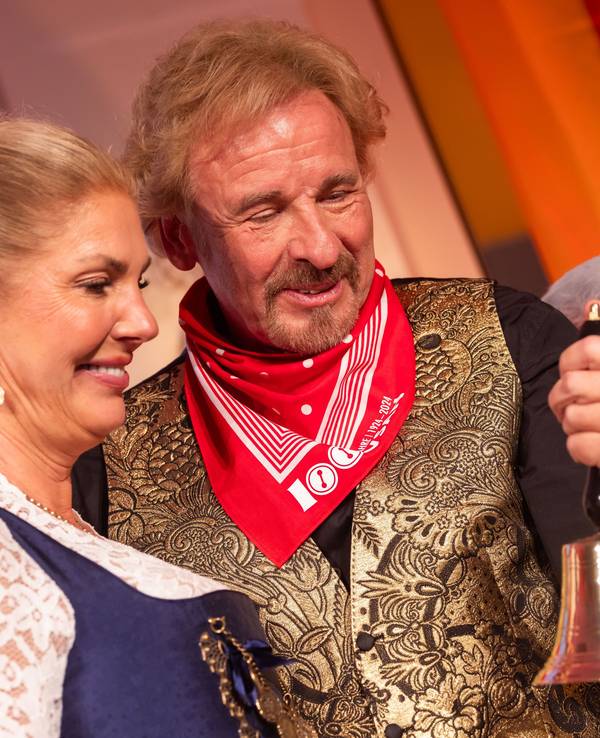 Thomas Gottschalk und Karina Mroß stehen während der Verleihung der goldenen Narrenschelle im Hotel Colosseo.
