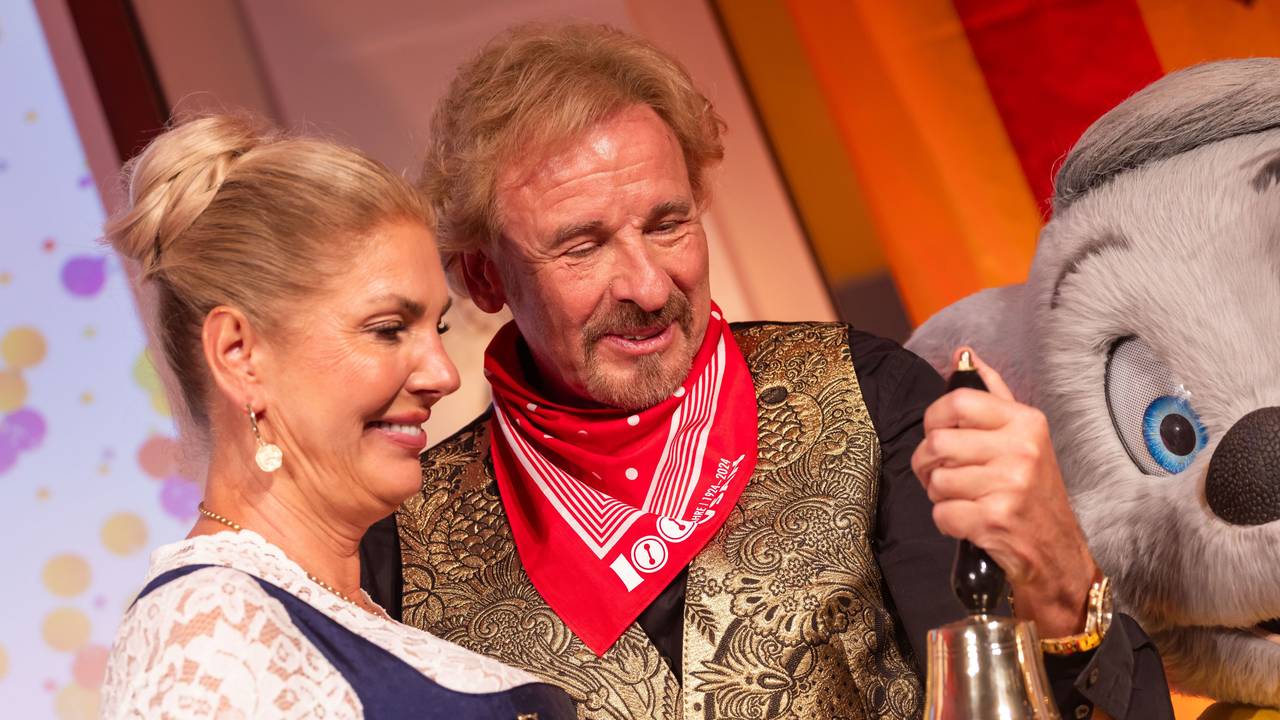 Thomas Gottschalk und Karina Mroß stehen während der Verleihung der goldenen Narrenschelle im Hotel Colosseo.