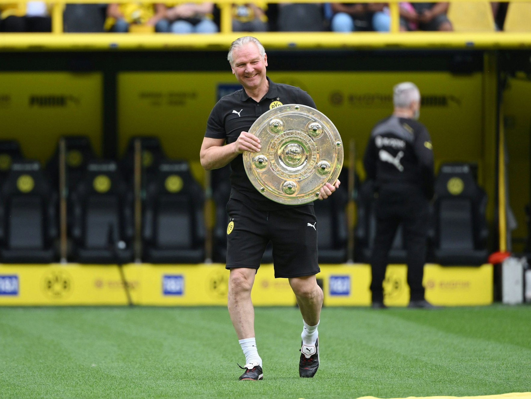 Wolfgang de Beer mit der Meisterschale.