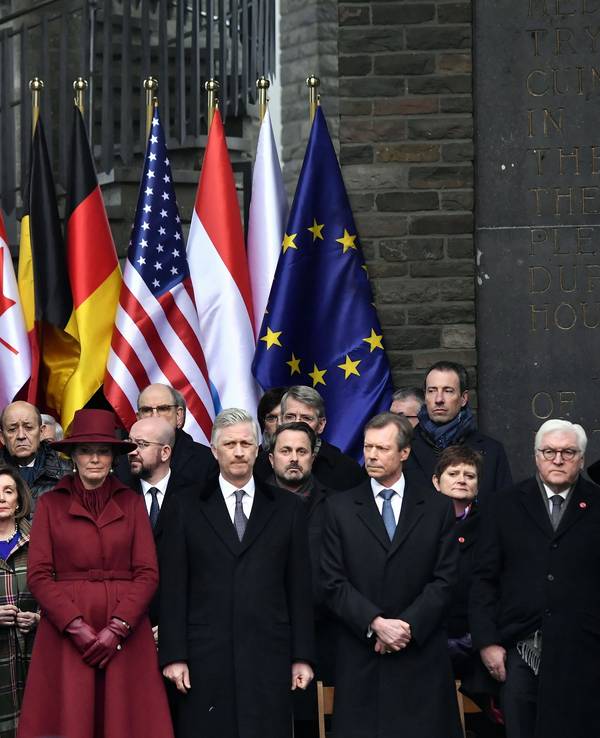 Leah Esper (1.Reihe,l-r), Mark T. Esper, Verteidigungsminister der USA, Andrzej Duda, Präsident von Polen, Königin Mathilde von Belgien, König Philippe von Belgien, Großherzog Henri von Luxemburg und Bundespräsident Frank-Walter Steinmeier nehmen an der Feier zum Gedenken an den Beginn der Ardennenschlacht vor 75 Jahren im Mardasson Memorial teil.
