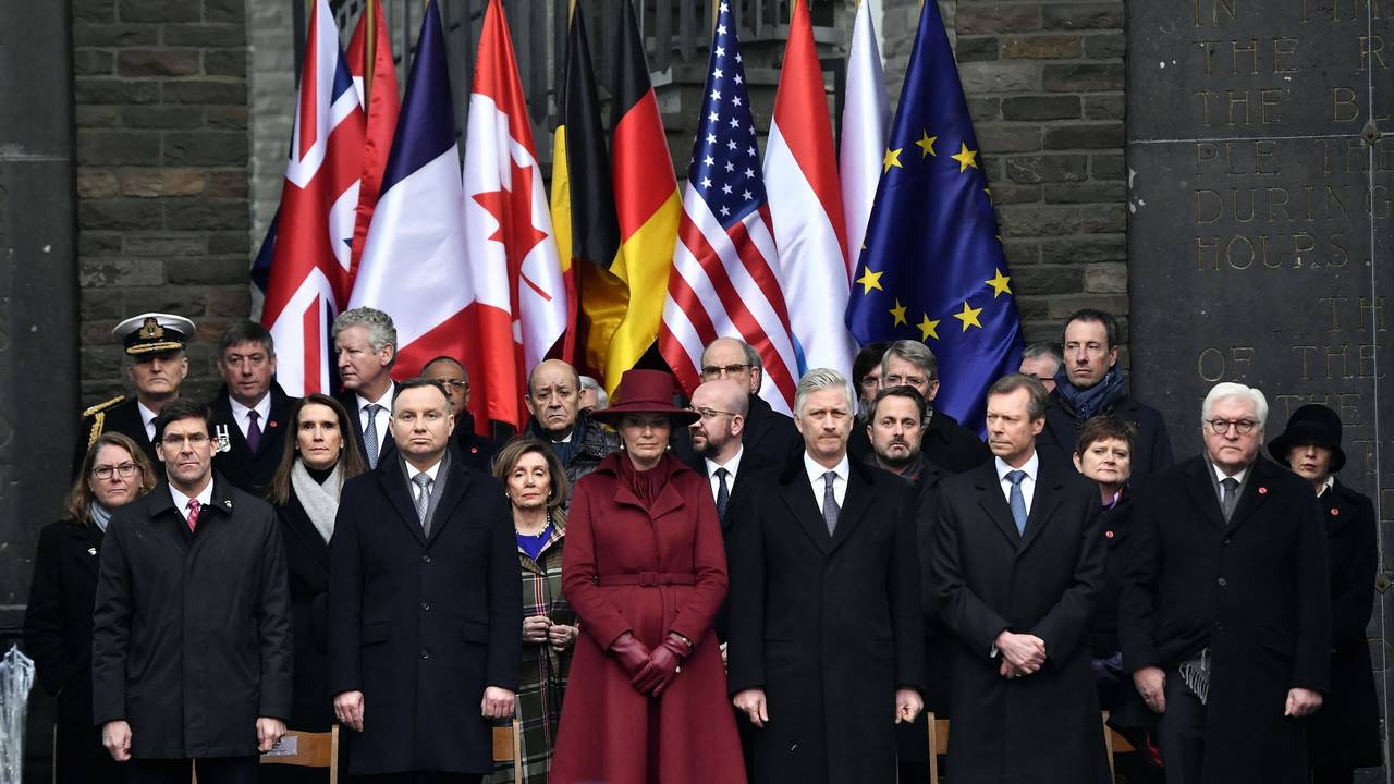 Leah Esper (1.Reihe,l-r), Mark T. Esper, Verteidigungsminister der USA, Andrzej Duda, Präsident von Polen, Königin Mathilde von Belgien, König Philippe von Belgien, Großherzog Henri von Luxemburg und Bundespräsident Frank-Walter Steinmeier nehmen an der Feier zum Gedenken an den Beginn der Ardennenschlacht vor 75 Jahren im Mardasson Memorial teil.