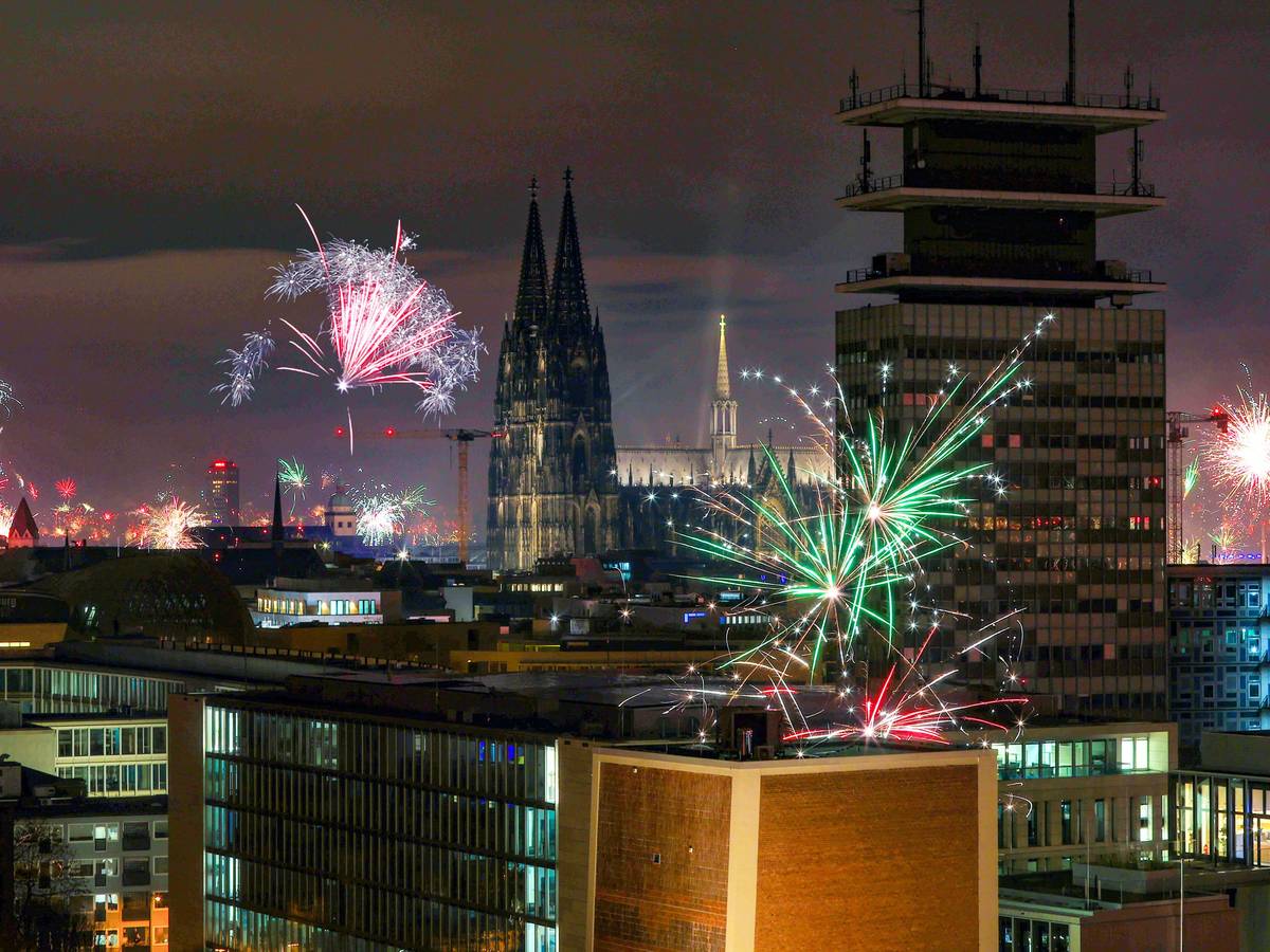 Silvesterraketen explodieren im Kölner Nachthimmel.