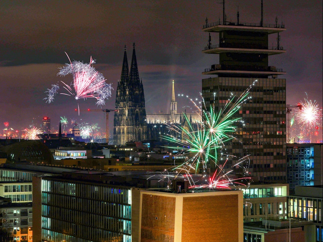 Silvesterraketen explodieren im Kölner Nachthimmel.