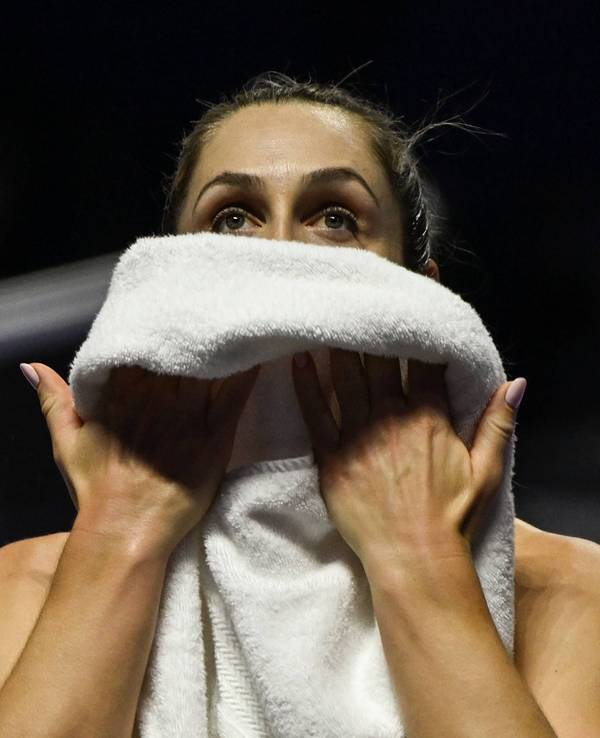 Gabriela Dabrowski wischt sich mit einem Handtuch über das Gesicht.