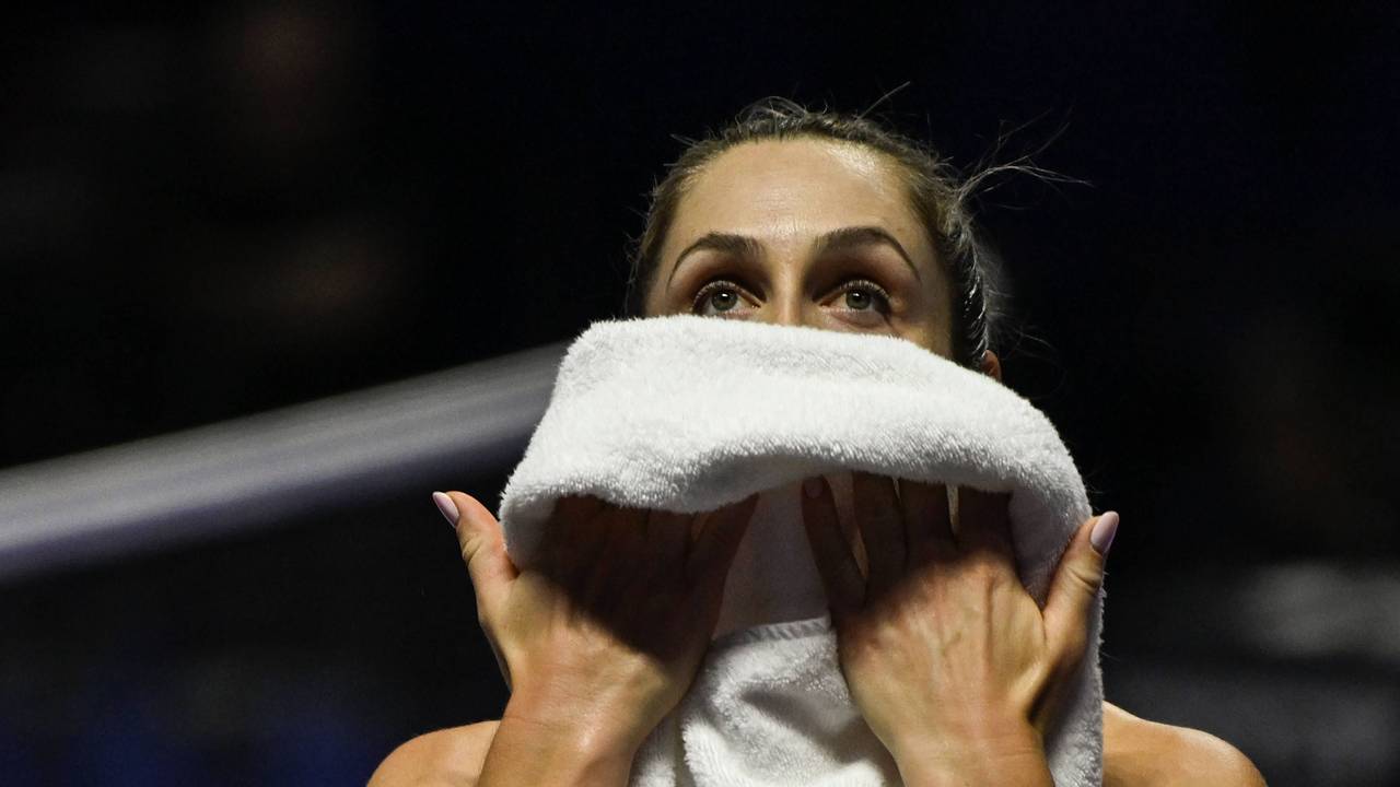 Gabriela Dabrowski wischt sich mit einem Handtuch über das Gesicht.