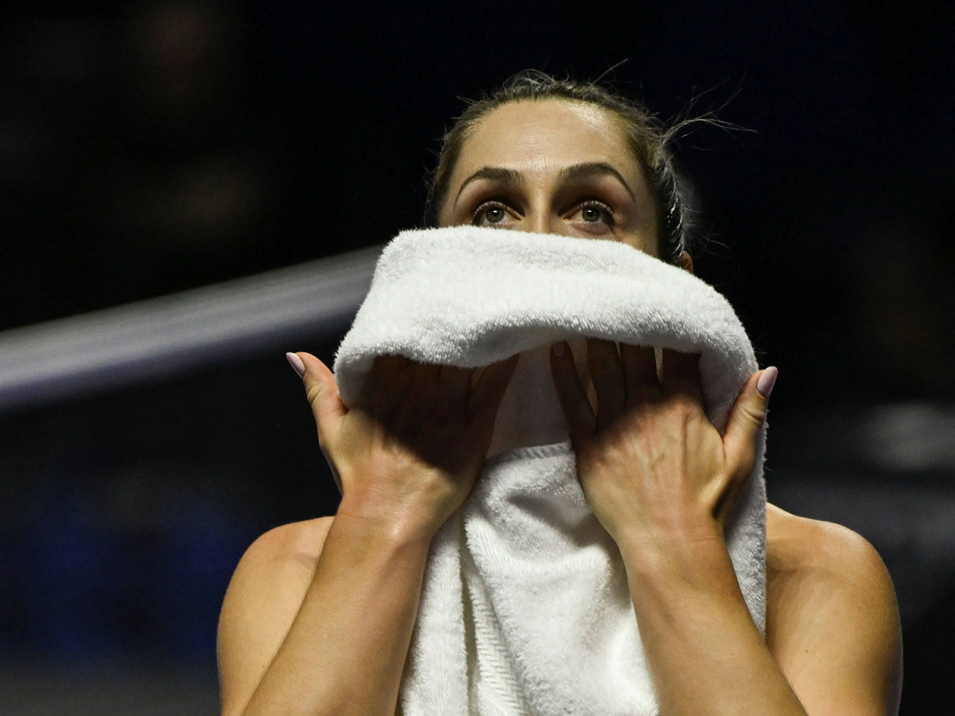 Gabriela Dabrowski wischt sich mit einem Handtuch über das Gesicht.
