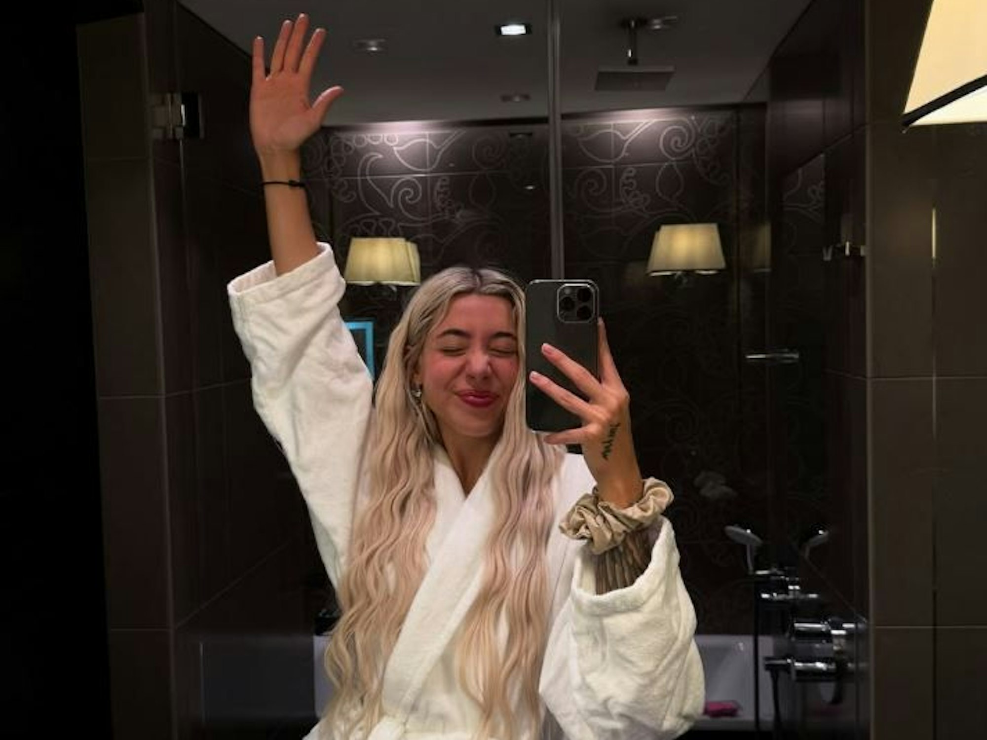 Startete Walentina Doronina mit einem neuen Mann an ihrer Seite ins Jahr 2025? Dieses glückliche Selfie postete sie am 31. Dezember 2024 in ihrem Instagram-Feed. Die Influencerin wirkt ausgelassen und glücklich.